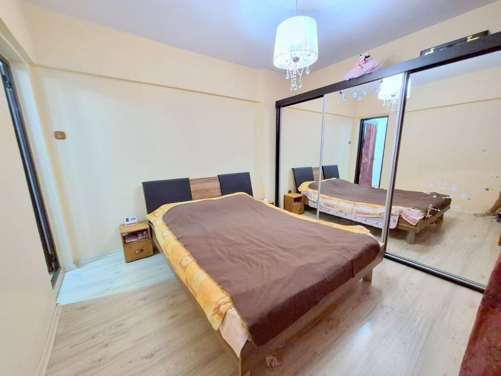 De inchiriat apartament 3 cam,Micro 38,et 1,mobilat si ut...