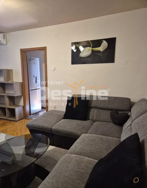 Inchiriez apartament cu 3 camere utilat si mobilat in zona D