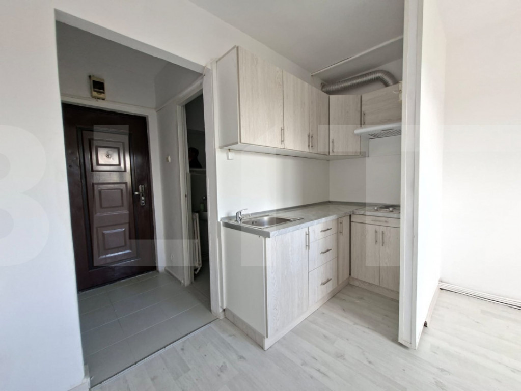 Garsoniera luminoasa cu bucatarie mobilata, renovata, zona S