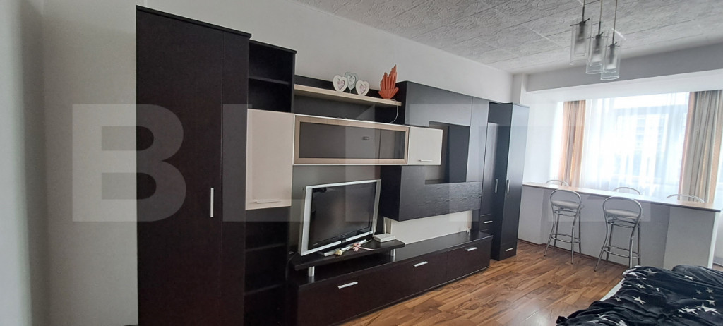 Garsonieră decomandată cu balcon, mobilată complet, aproa