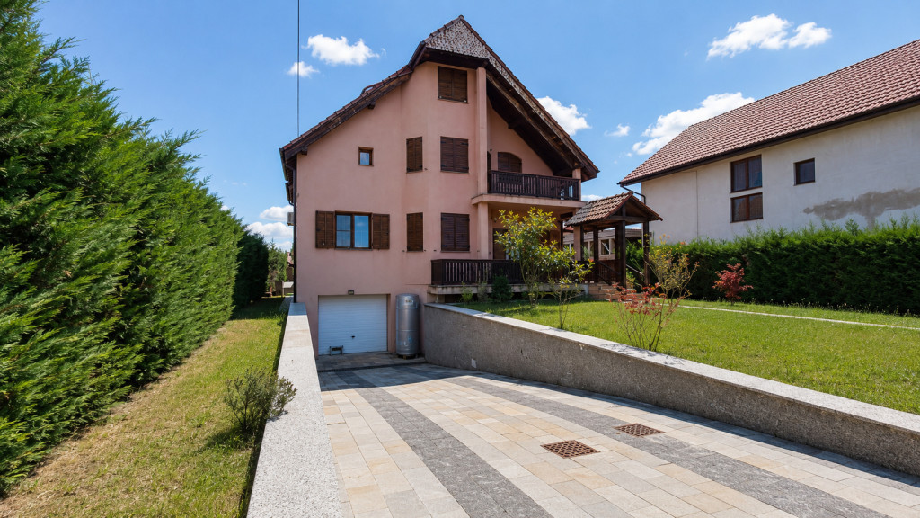 Casa spatioasa de inchiriat cu 5 camere in Zimandu Nou