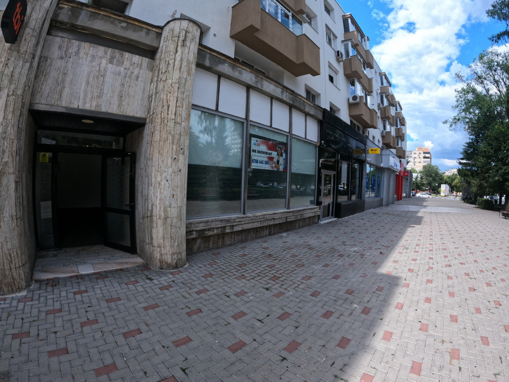 Spatiu comercial central cu vitrina generoasa din sticla