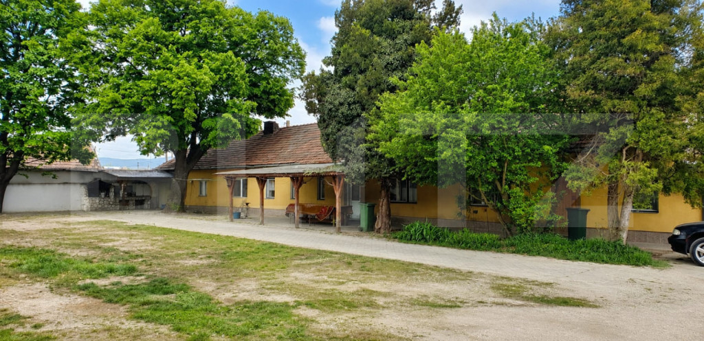 Casă cu 3 apartamente+garaje - 372 mp și teren liber 1.413