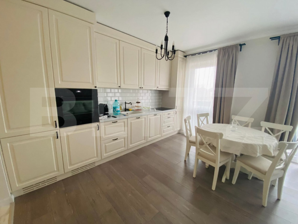 Apartament 3 camere central, 2 băi, complet mobilat și uti