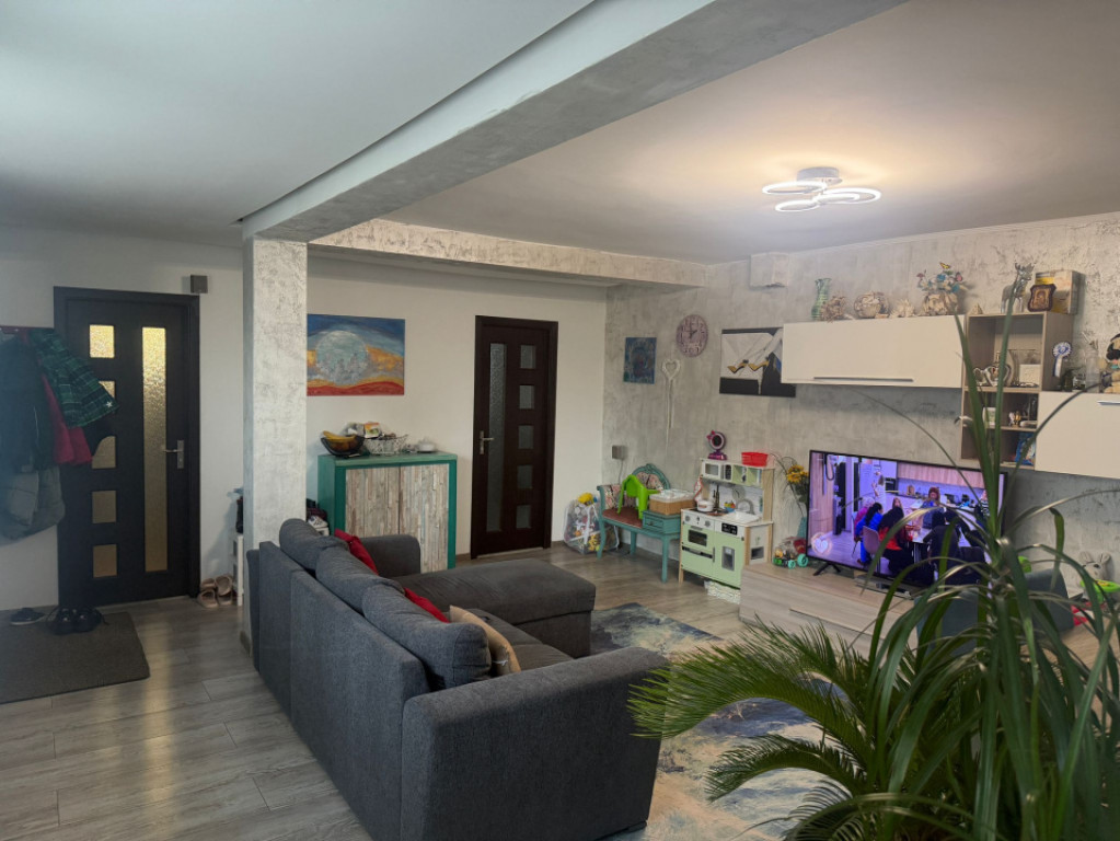 CASA DEOSEBITSA MOBILATA in stil italian ,zona podul VIORELE
