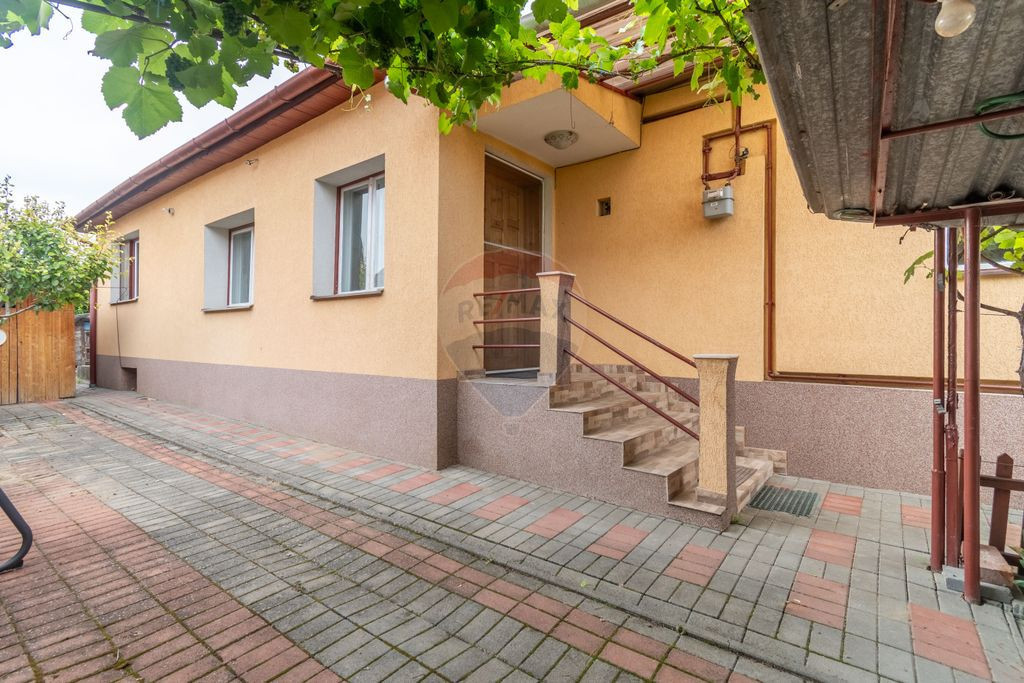 Casa cu 2 camere de vanzare in zona Dambul Rotund