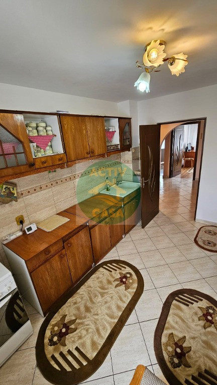 Apartament 3 camere, 2 balcoane, zona Episcopiei, Roman