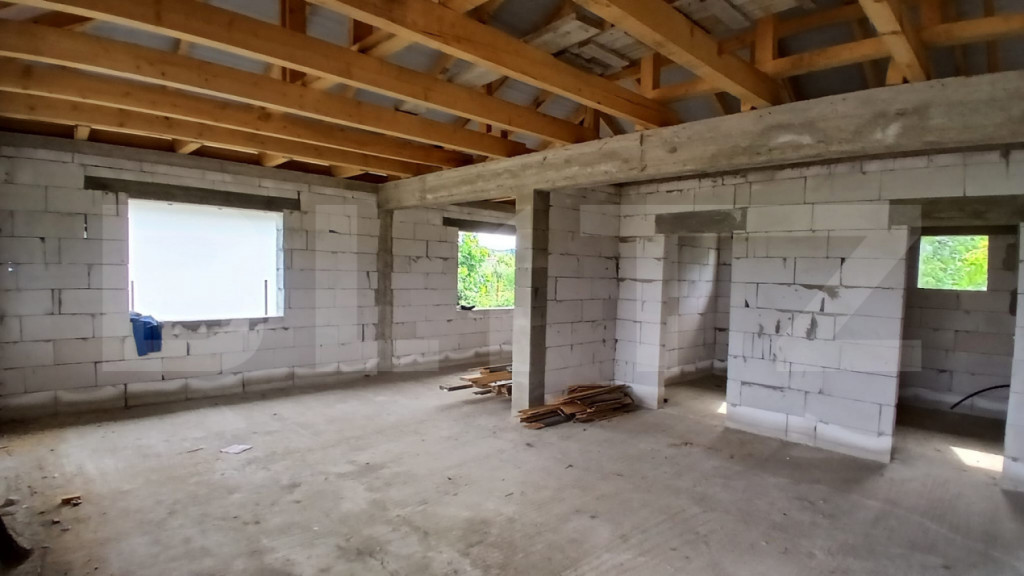 Casă trei camere de vânzare, 111 mp, zona Suseni