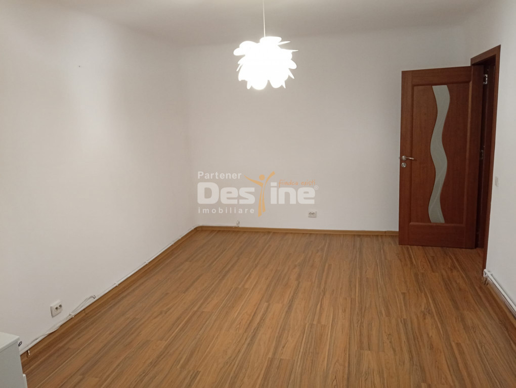 Apartament decomandat 4 camere, cartier 1 mai (centrala term