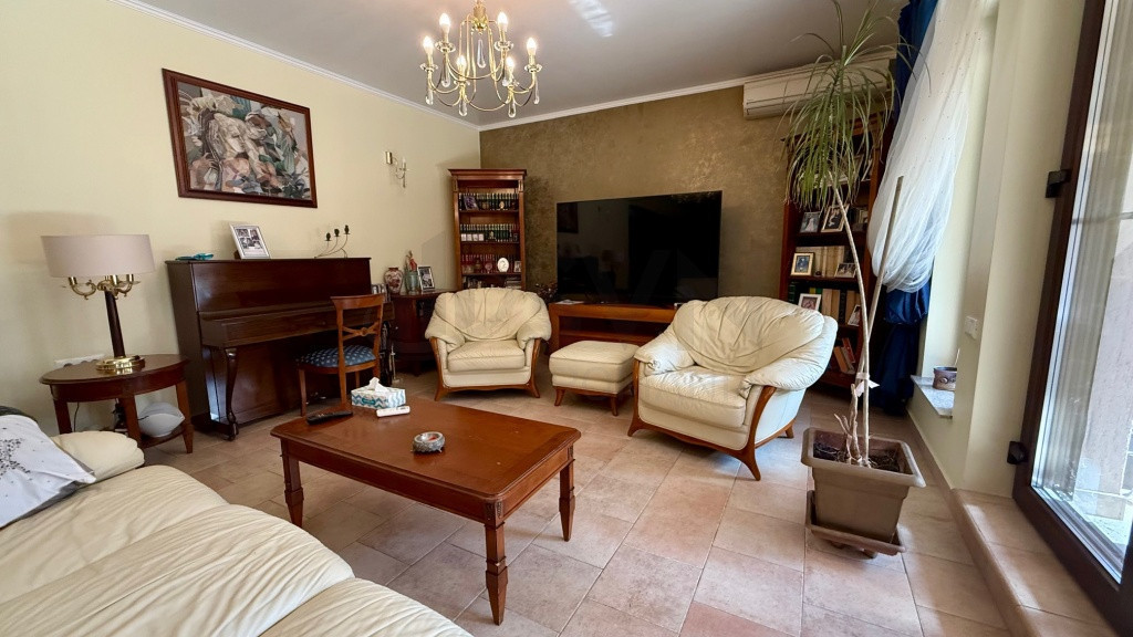 O proprietate aparte pe malul lacului Mogosoaia | Piscina |