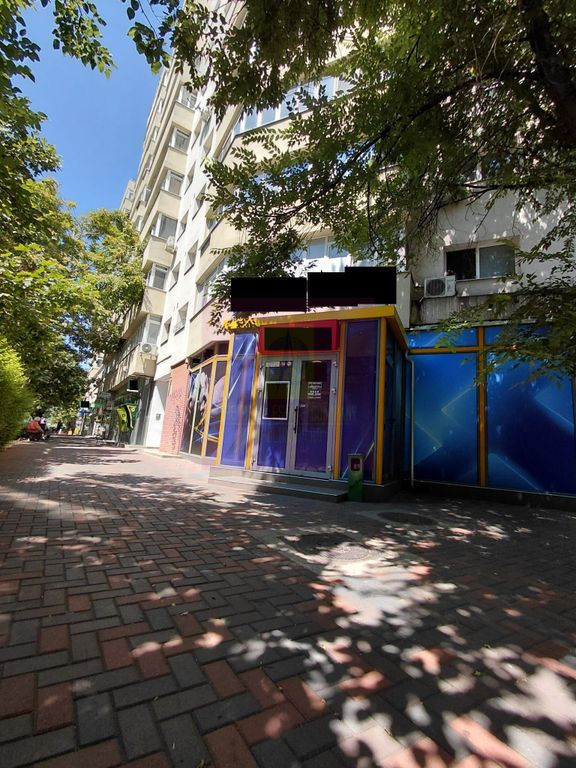 Vând spațiu comercial in zona Titan