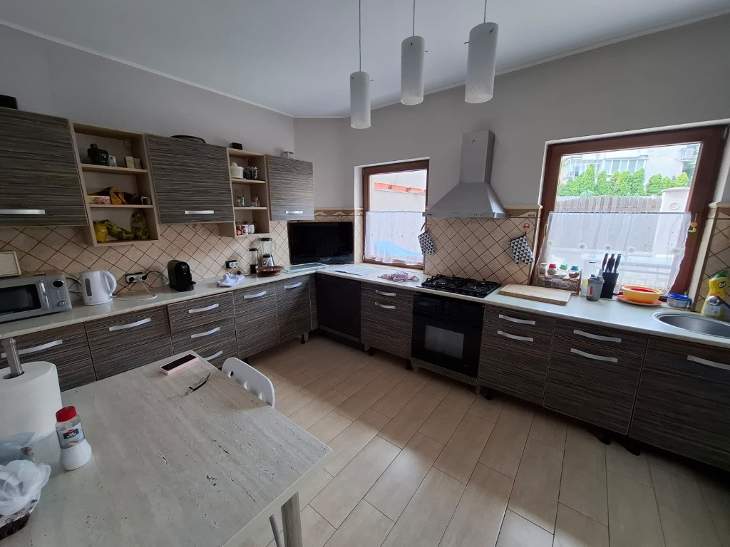 Inchiriez apart 3 camere zona Avram Iancu + curte proprie ID: 45294