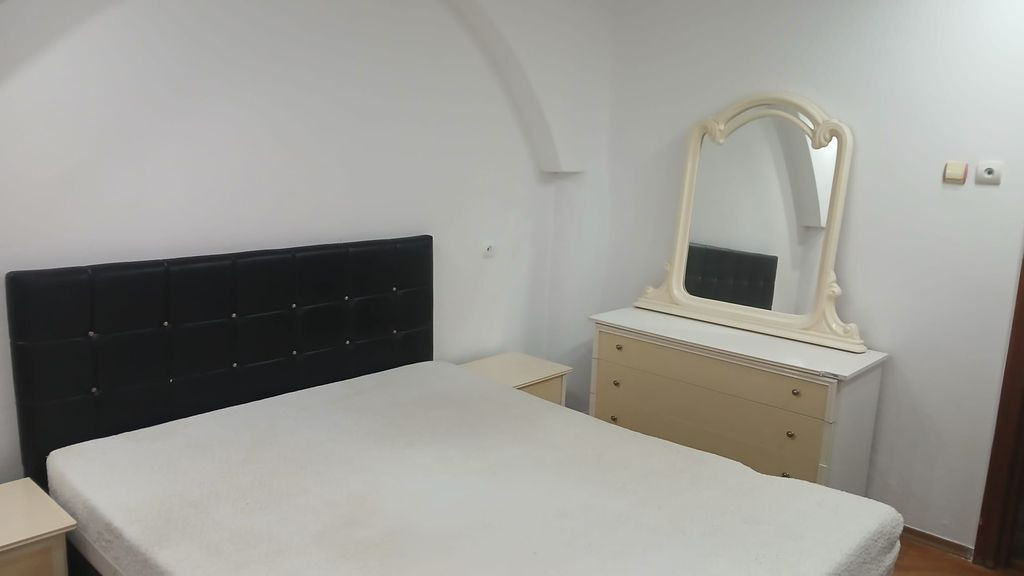 De inchiriat apartament cu 3 camere, I. C. Frimu, etaj 3,...