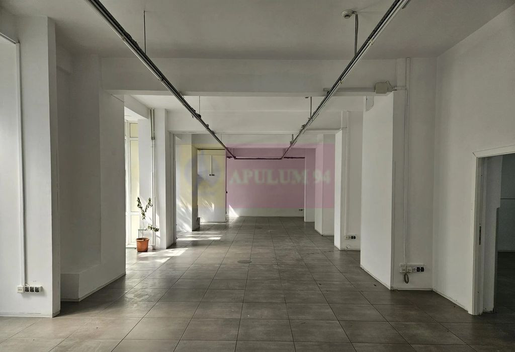 Spatiu comercial Calea Serban Voda, 261 mp, vitrina 20ml,...
