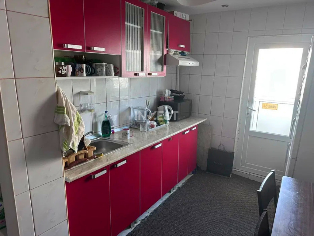 Apartament 3 camere decomandat-Baza 3-etaj intermediar