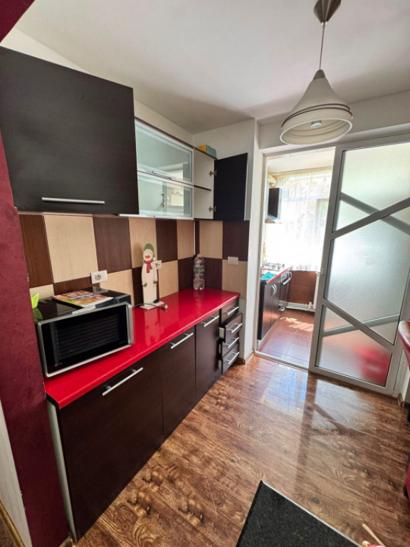 VEST- APARTAMENT 2 CAMERE DECOMANDAT ,CENTRALA GAZ, ETAJ 2