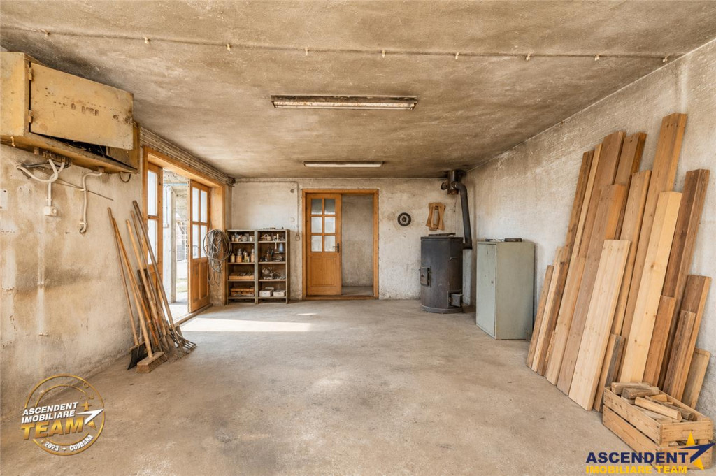 Ansamblu: Casa atelier sura 1.123mp teren, Sat Lunga,