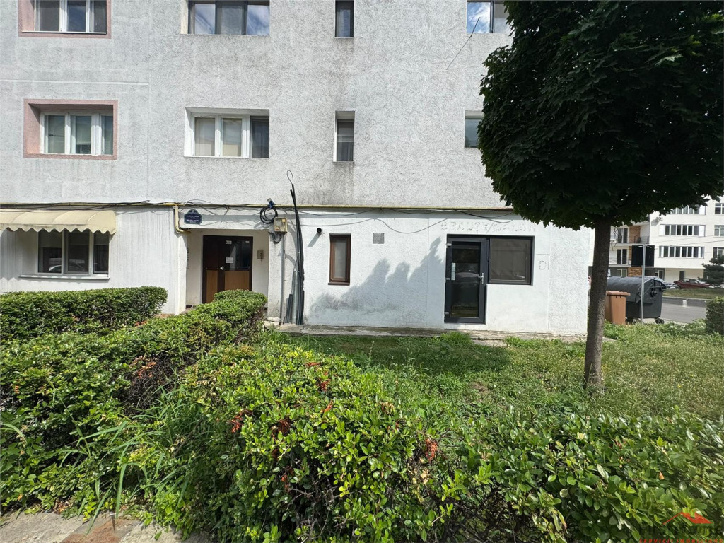 Sp comercial 36 mp, stradal, zona Sud