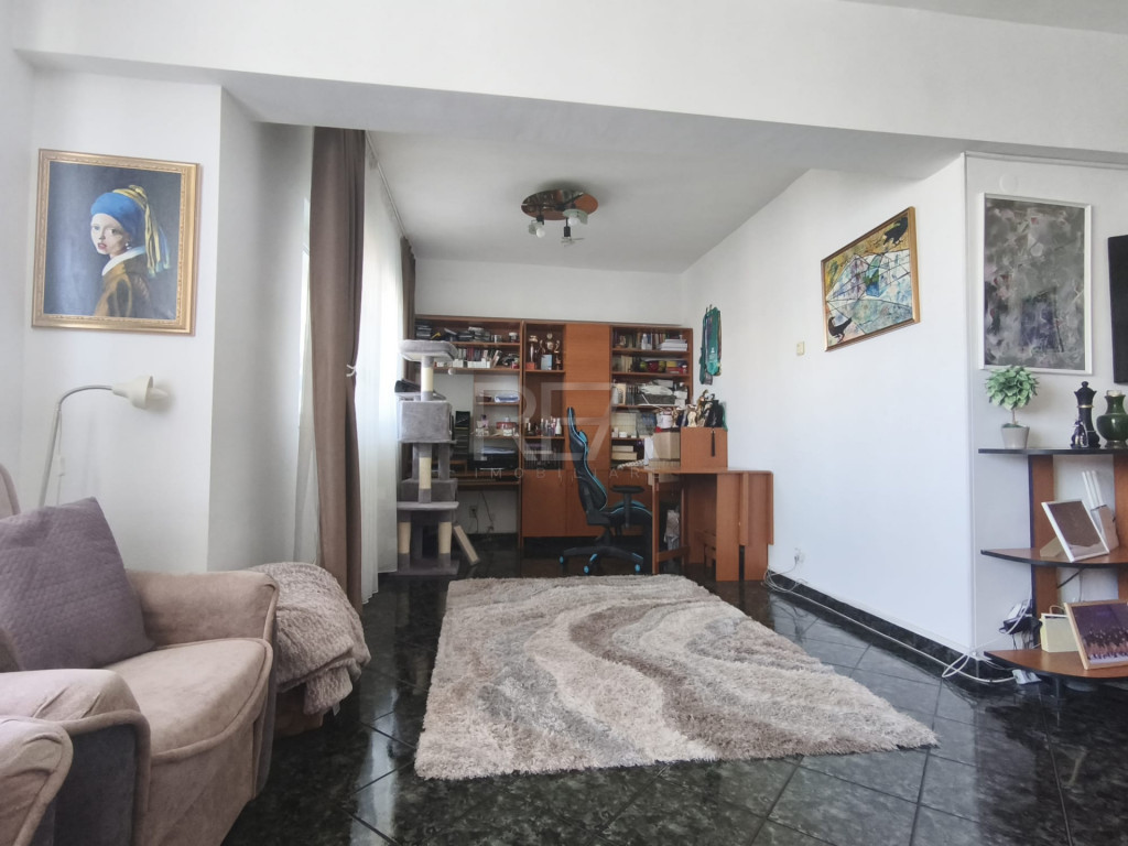 Apartament cu 4 camere de vânzare Lujerului Militari