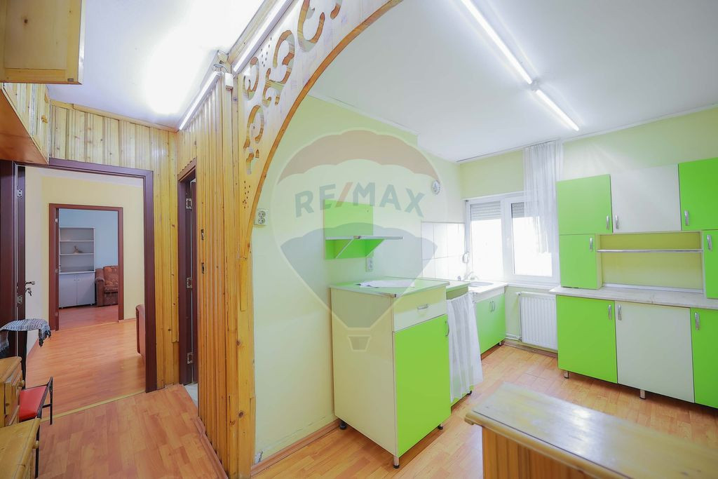 Apartament cu 3 camere și 2 băi, curte comuna, centrală p