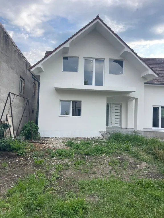 Casa langa piata Decebal