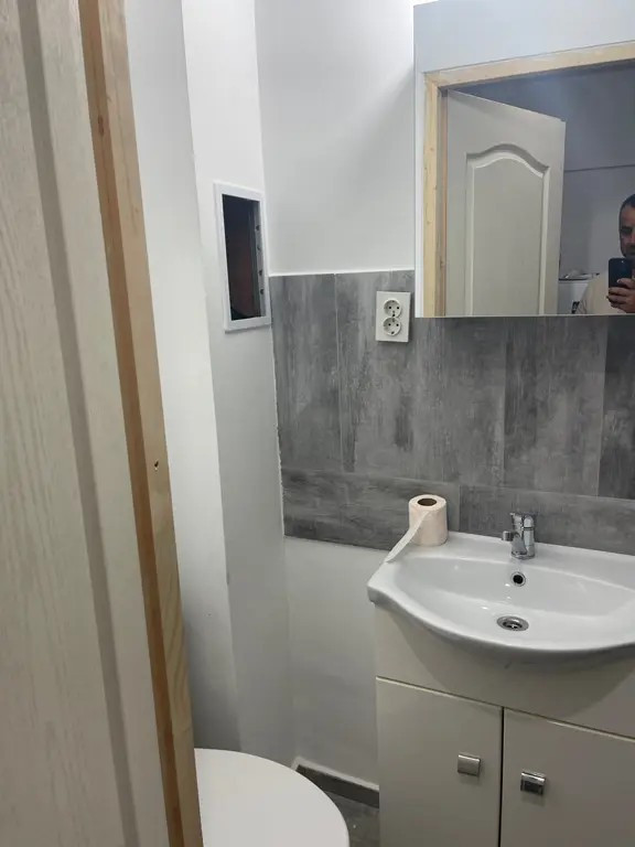 Garsonieră etaj 2 str Zefirului