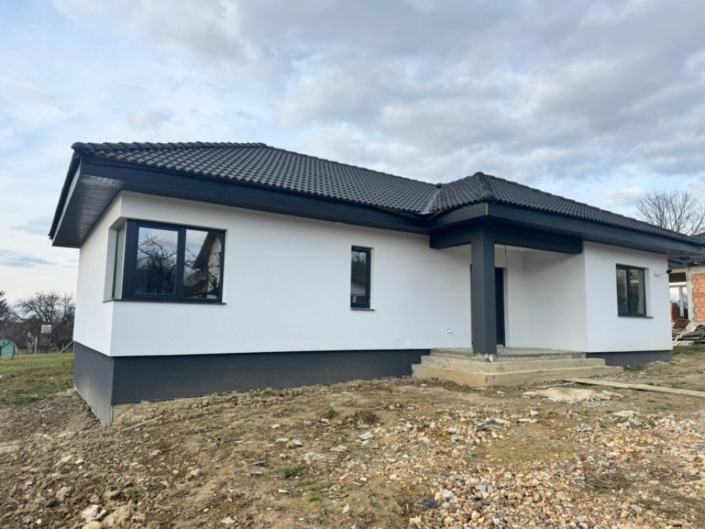 Casă individuală, 114 mp, teren 694 mp, zona Satu Nou de J