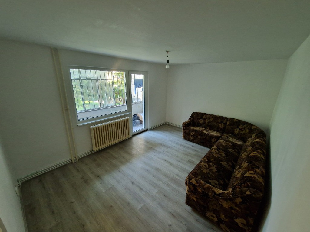 Spatiu de vanzare, 22.95 mp, zona Vivo