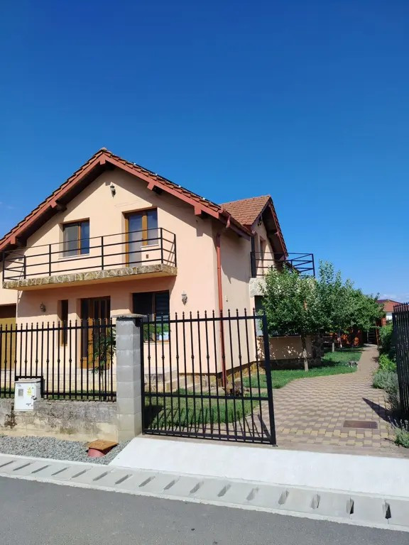 Casă de vânzare cu 4 camere în localitatea Păulești