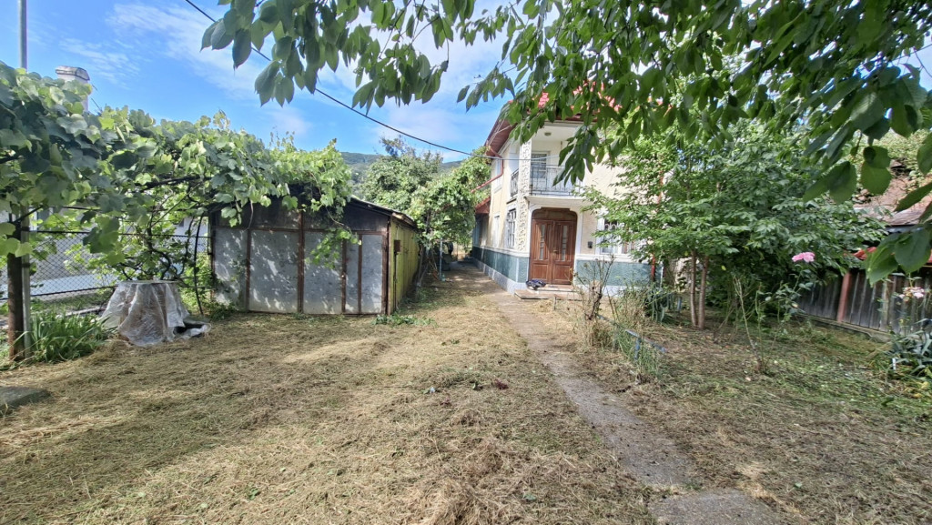 Casă cu teren foarte generos, la 5 minute de centrul orașu