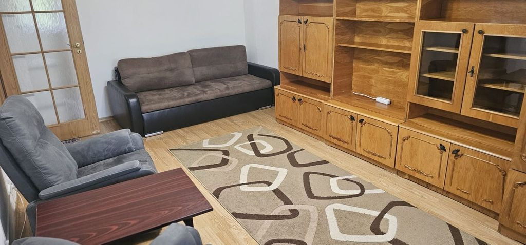 De inchiriat apartament cu 2 camere, etaj 4/4 Piata Centr...