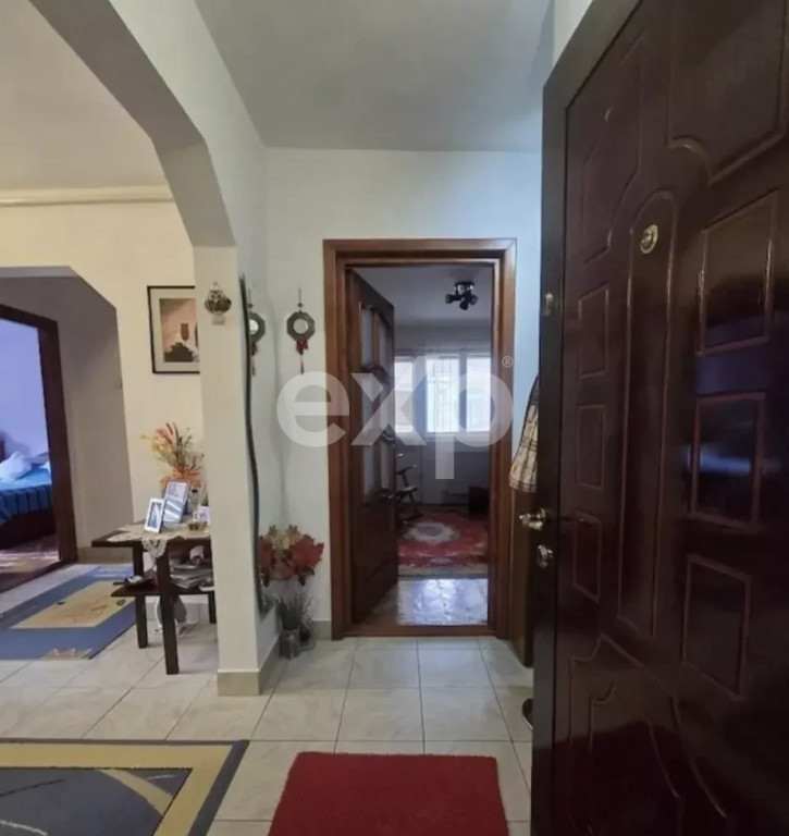 De vânzare apartament 3 camere, 2 balcoane, et 4/10, zona R
