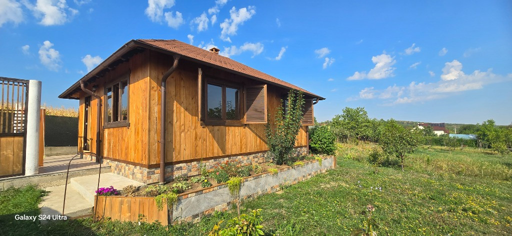 Teren in suprafata de 2400 mp cu cabanuta