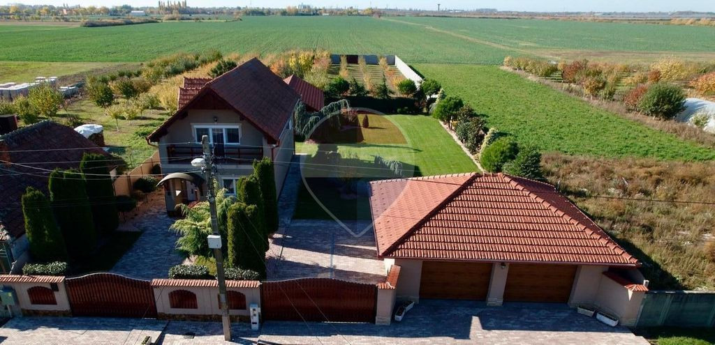 Casă gata de locuit cu teren 2700mp si garaj dublu in Ma...