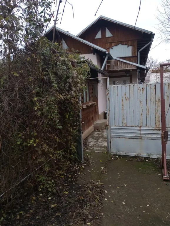 Vând casă la curte // Suprafață totală de 950 mp