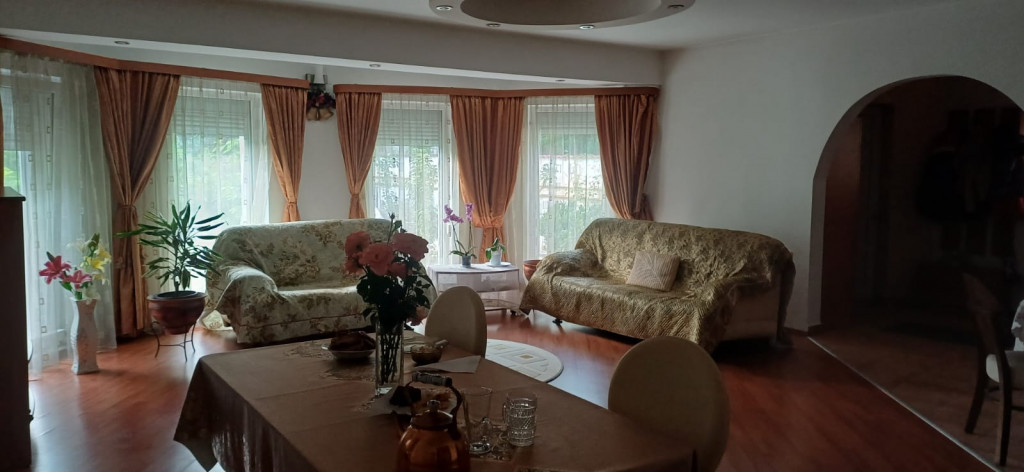 Vila superba 320 mp construiti, 500 mp curte, Crinului, Rosu