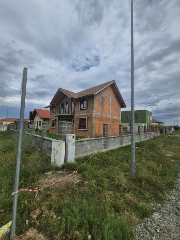 CASA INDIVIDUALA LA ROSU - ZONA EXCELENTA URSENI - ASFALT -