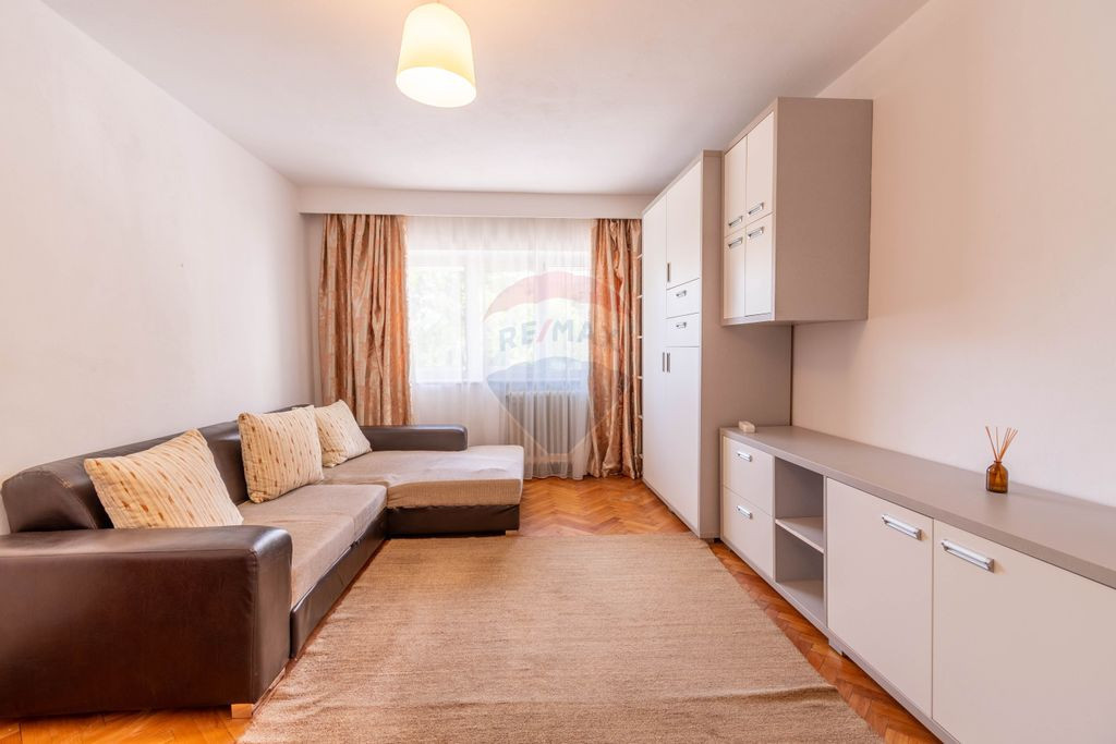Apartament 3 camere, decomandat, zona UMF