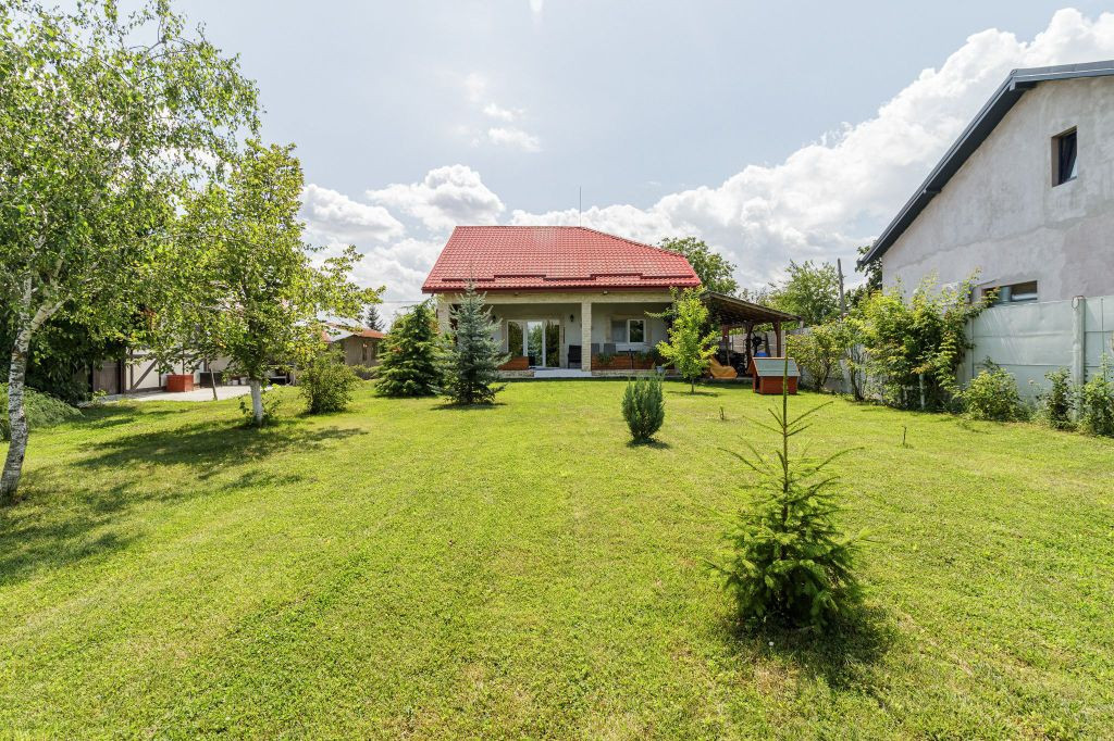 Casă de vânzare Tâncăbești cu grădină, aproape de lac