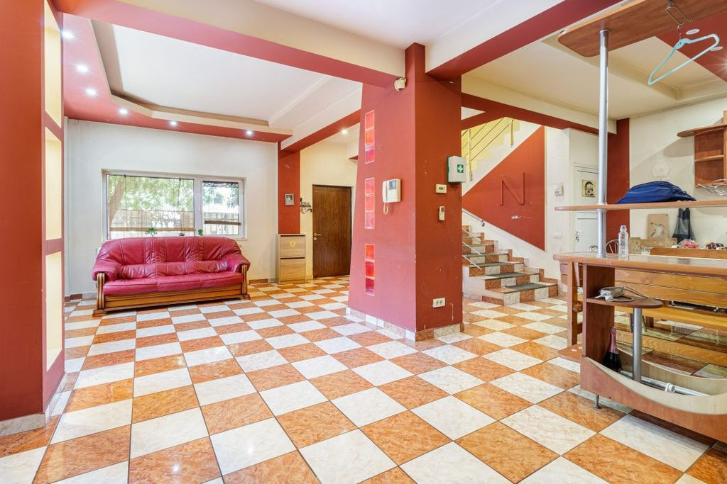 Casa cu curte | Cladire pentru activitati comerciale si s...