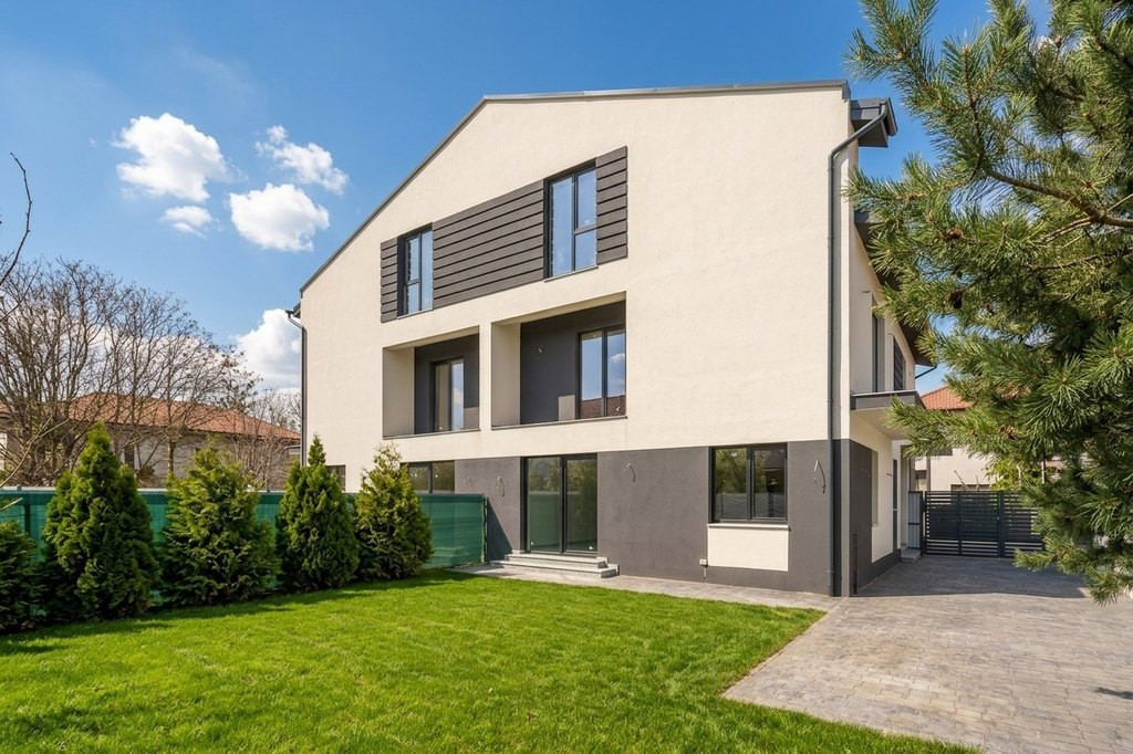 Casa se preda finisata - 4 bai -3 dormitoare - curte - parca