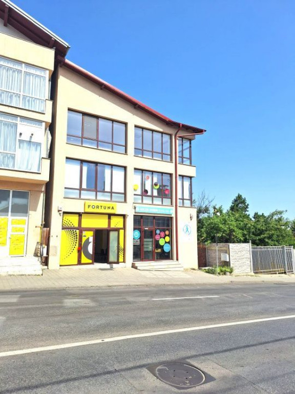 Spațiu comercial de 120mp central cu terasă 300mp de î...