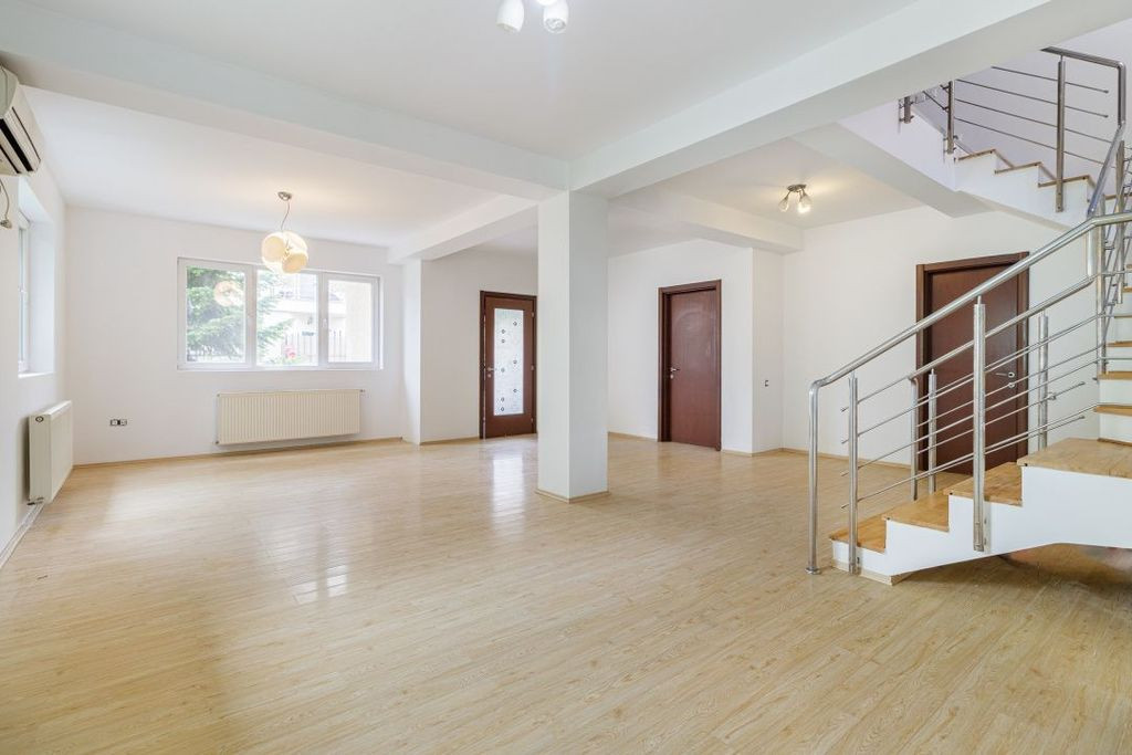 4 camere 3 bai la intrare in Tineretului si Carol