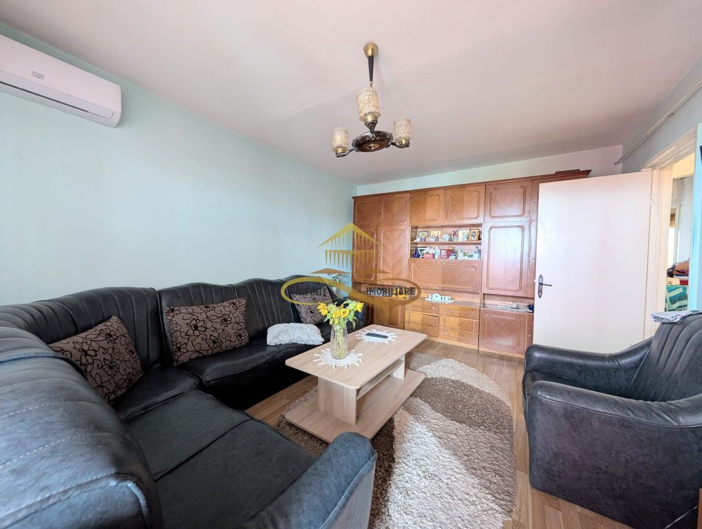 Apartament 3 camere decomandate, str.9 Mai