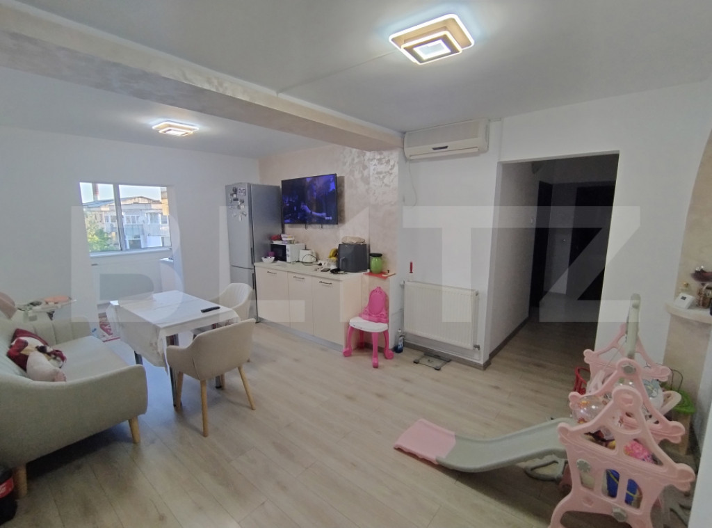 Apartament de 3 camere, decomandat, cartierul 1 Mai