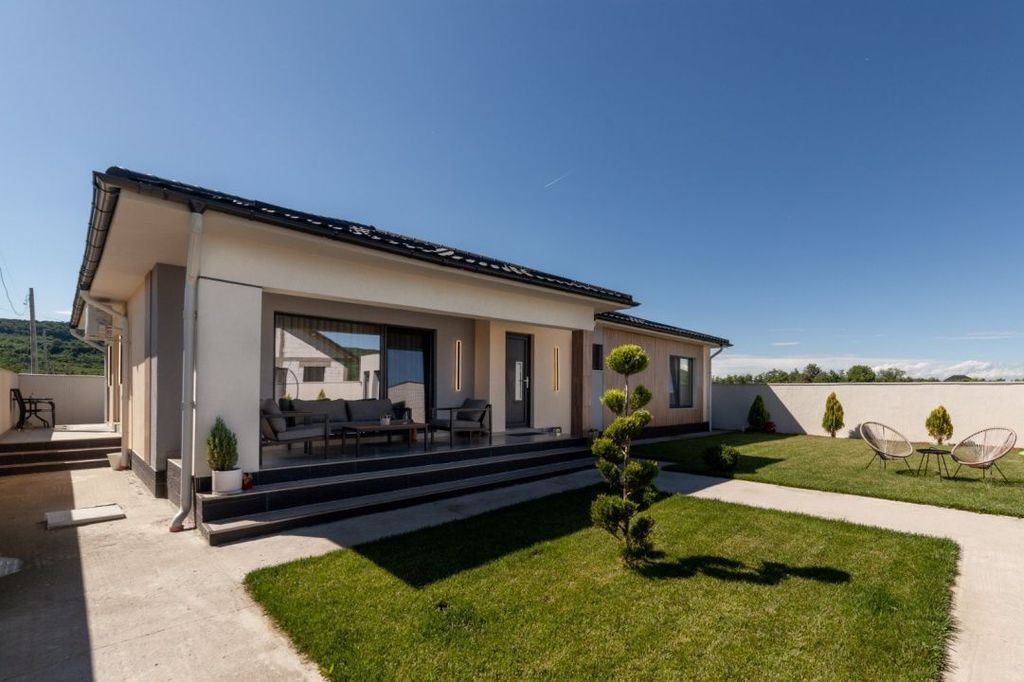 Casa + anexa în Com. Petresti, Sat Gherghesti - Dambovița