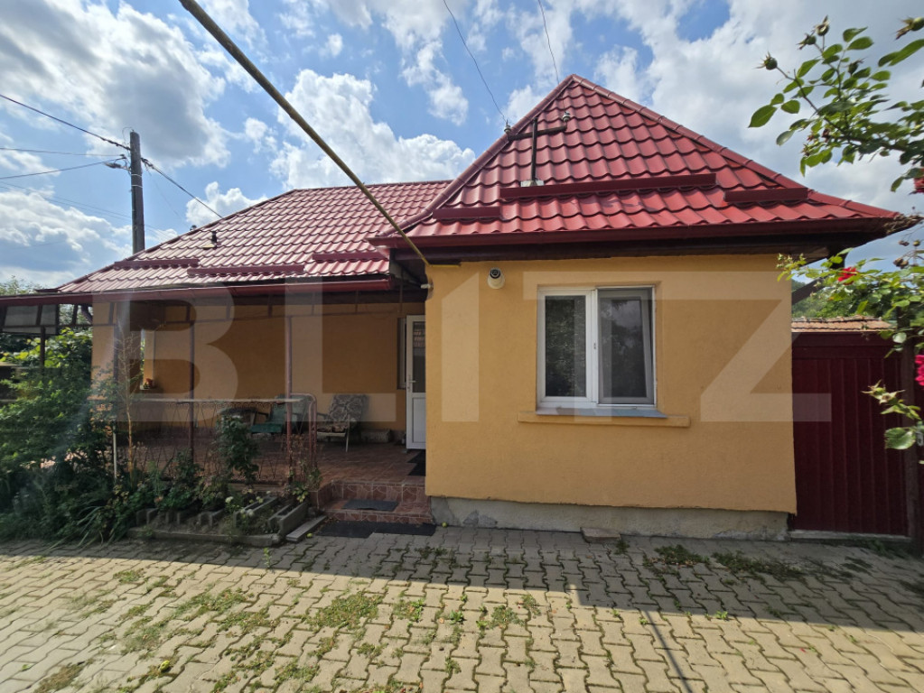 Casă cu două corpuri de clădire și grădină generoasă,
