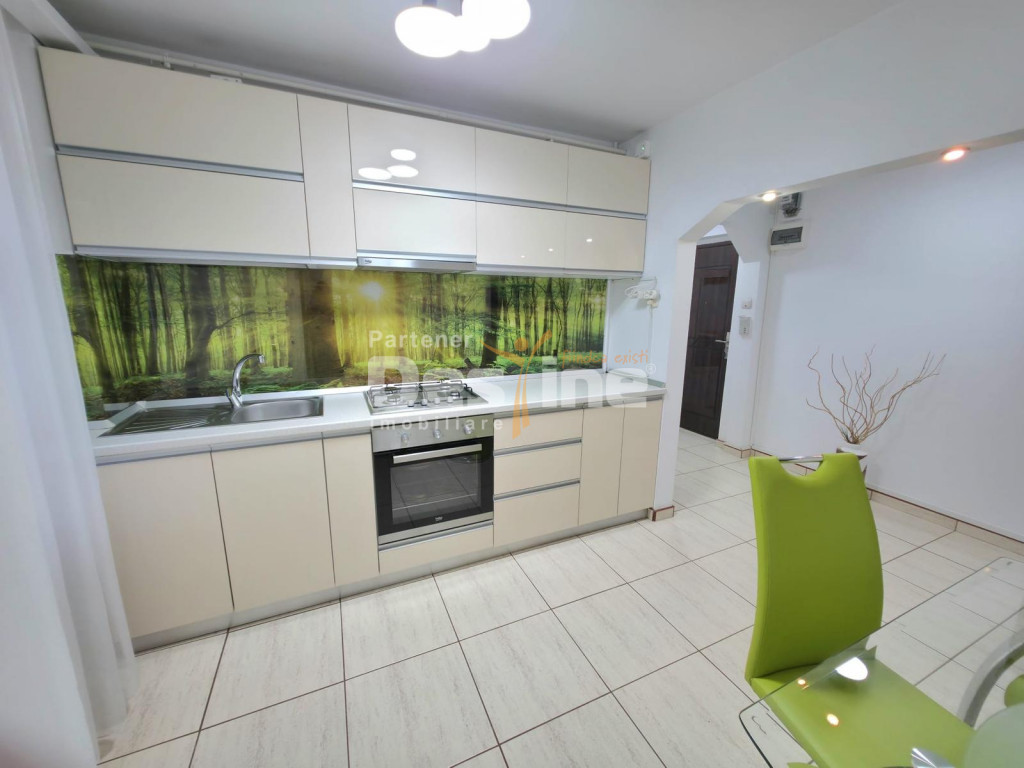 APARTAMENT 3 CAMERE SEMIDECOMANDAT MOBILAT