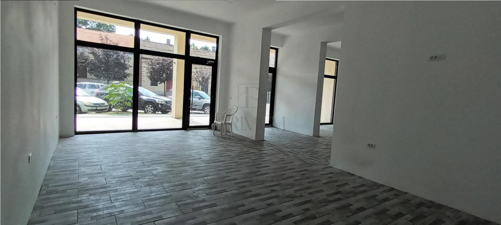 Spatiu Comercial cu 3 usi din sticla si vitrine mari - Elisa