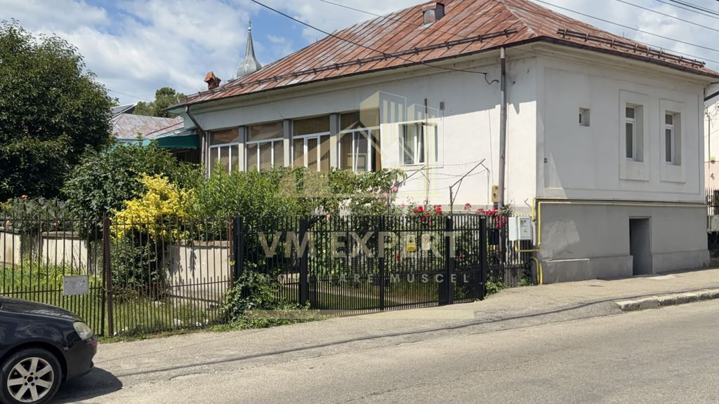 Casa de vânzare in centrul orașului Câmpulung la preț...